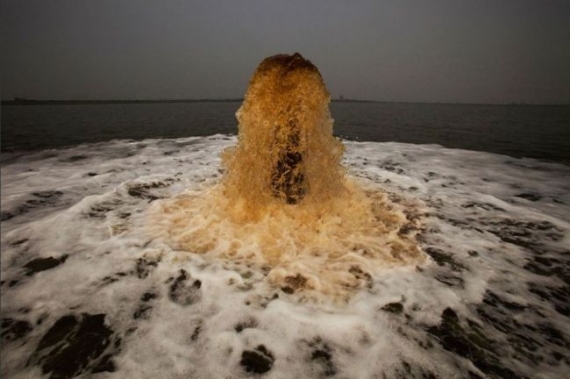 Nieoczyszczone ścieki wpuszczane do rzeki Jangcy Nieoczyszczone ścieki wpuszczane do rzeki Jangcy