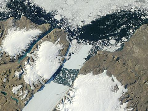 Lodowa płyta o powierzchni 260 kilometrów kwadratowych, odrywa się od lodowca Patermann i odpływa fiordem