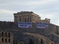 Transparenty na murach Akropolu