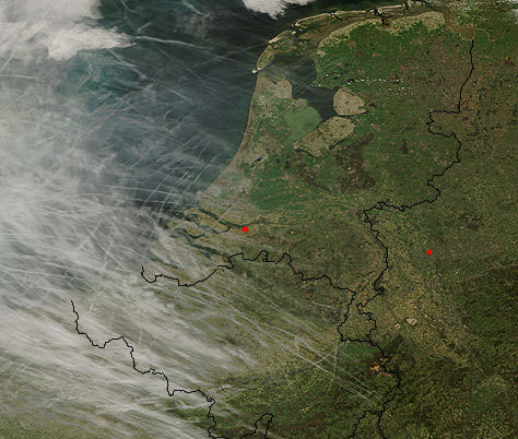 Smugi kondensacyjne samolotów nad Belgią