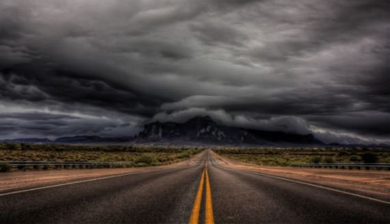 Złowrogie chmury nad górami Superstition