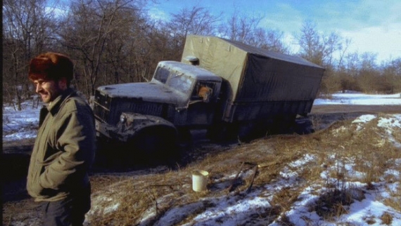 Ciężarówka w błocie rozmarzającego błota Ciężarówka w błocie rozmarzającego błota