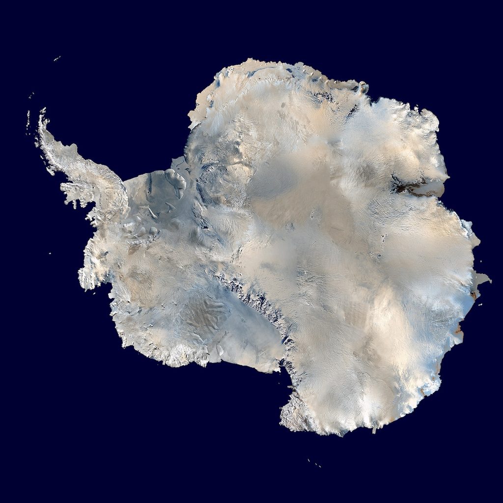 Antarktyda. Odwzorowanie prostokątne opublikowanego w 2002 roku przez NASA zestawu danych Blue Marble