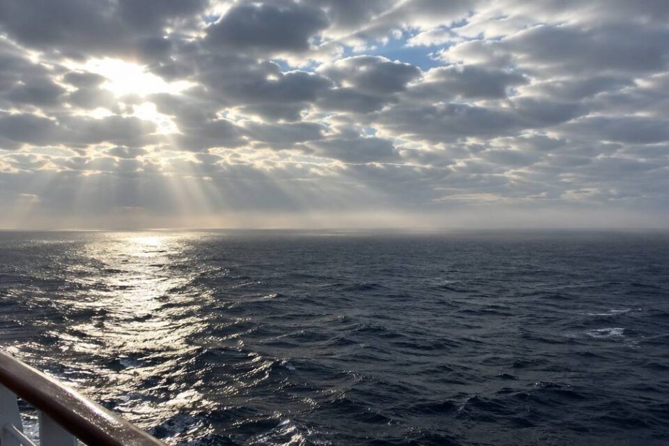 Niskie chmury morskie stratocumulus nad oceanem jasno odbijające światło słoneczne