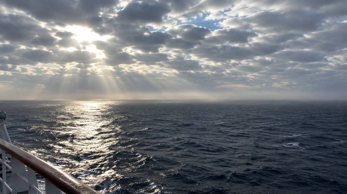 Niskie chmury morskie stratocumulus nad oceanem jasno odbijające światło słoneczne
