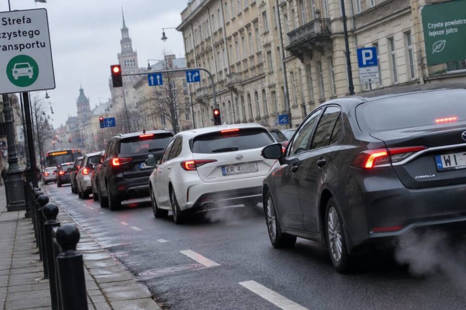 Samochody osobowe w korku na ulicy w śródmieściu miasta objętym strefą czystego transportu