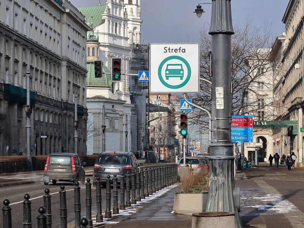 Znak wjazdu do strefy czystego transportu na ulicy Marszałkowskiej w Warszawie
