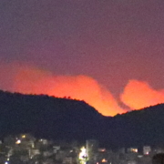 Lipcowe pożary w Grecji uwiecznione przez jednego z turystów. Autor: Sthivaios, CC BY-SA 4.0, Wikimedia Commons.