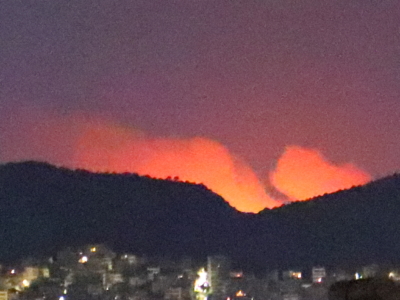 Lipcowe pożary w Grecji uwiecznione przez jednego z turystów. Autor: Sthivaios, CC BY-SA 4.0, Wikimedia Commons.