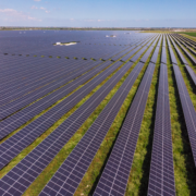 Czysta energia to m.in. widoczne na zdjęciu farmy słoneczne.