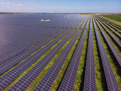 Czysta energia to m.in. widoczne na zdjęciu farmy słoneczne.