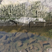 Kamień głodu w miejscowości Děčín został odsłonięty zarówno w 2022, jak i 2018 r. Źródło: dr Bernd Gross, CC BY-SA 3.0, Wikimedia Commons