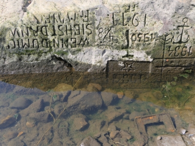 Kamień głodu w miejscowości Děčín został odsłonięty zarówno w 2022, jak i 2018 r. Źródło: dr Bernd Gross, CC BY-SA 3.0, Wikimedia Commons