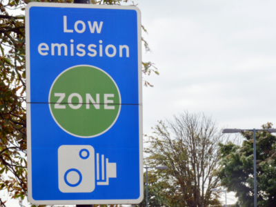 Znak informujący o wjeździe do strefy z uspokojonym ruchem