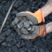 Węgiel trzymany w rękach górnika