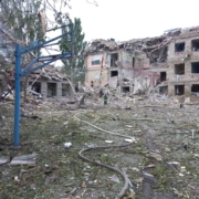 Szkoła w Kramatorsku w Ukrainie zniszczona przez naloty bombowe Rosjan. Źródło: Dsns.gov.ua, Wikimedia Commons.