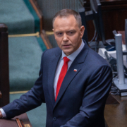 Prezydent Karol Nawrocki w Sejmie. Źródło: Klub Lewicy, domena publiczna, Wikimedia Commons.