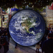 Ilustracja 1: Jaka przyszłość nas czeka? By to przewidzieć, trzeba wziąć pod uwagę zjawiska fizyczne i społeczne. Zdjęcie Ziemi: NASA, zdjęcie ulicy Mailtotobi (Pixabay).