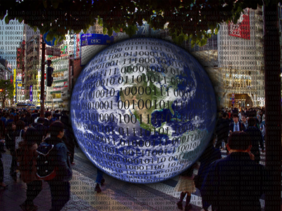 Ilustracja 1: Jaka przyszłość nas czeka? By to przewidzieć, trzeba wziąć pod uwagę zjawiska fizyczne i społeczne. Zdjęcie Ziemi: NASA, zdjęcie ulicy Mailtotobi (Pixabay).