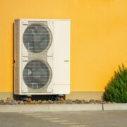 Efektywność energetyczną budynków można zwiększać m.in. dzięki montowaniu pomp ciepła. Źródło: Canva.